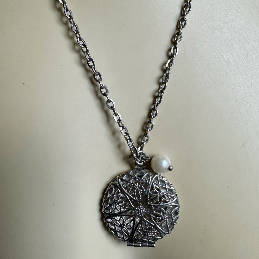 VTG Pendant Necklace 34‎ Inch Photo Locket Flower Keepsake Filigree Silver Tone